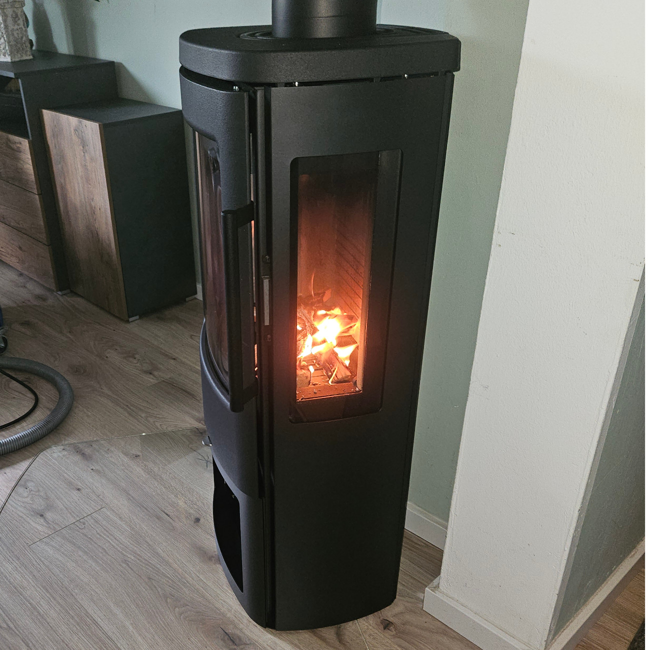 TT44G Panorama Kaminofen 5kW Schwarz - Magnettür