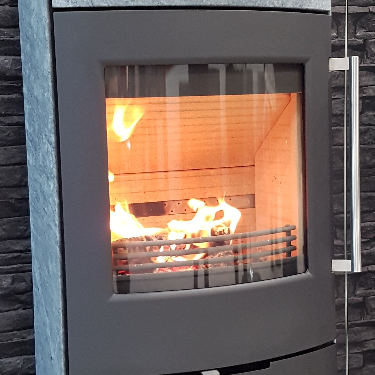 termatech_tt80_schwarz_speckstein_front_brennend