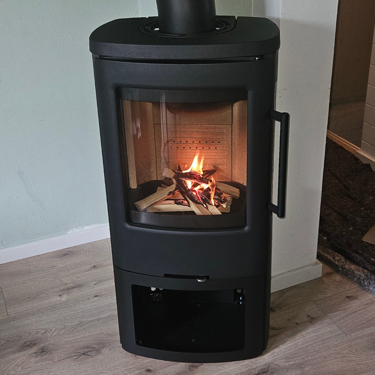 TT44G Panorama Kaminofen 5kW Schwarz - Magnettür