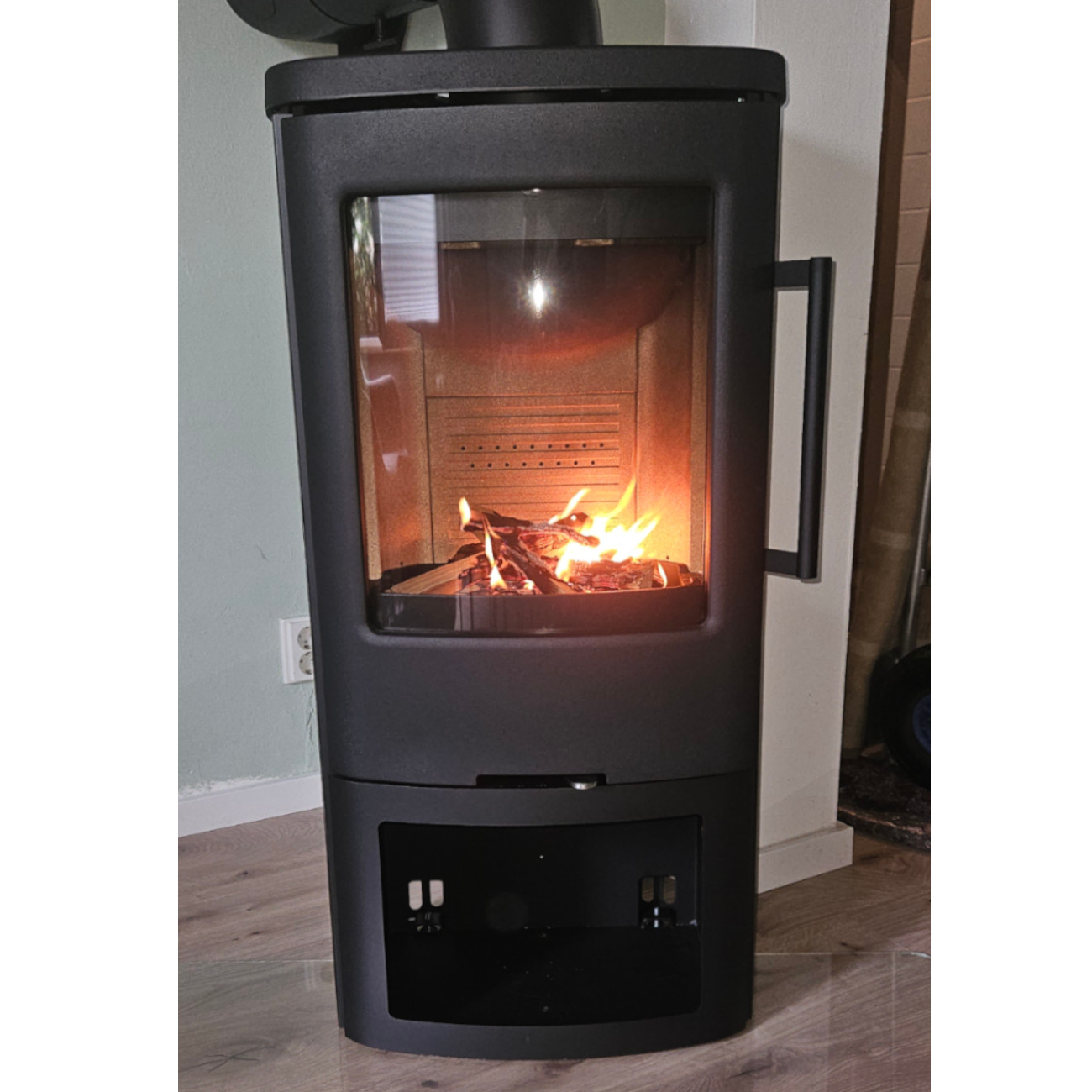TT44G Panorama Kaminofen 5kW Schwarz - Magnettür