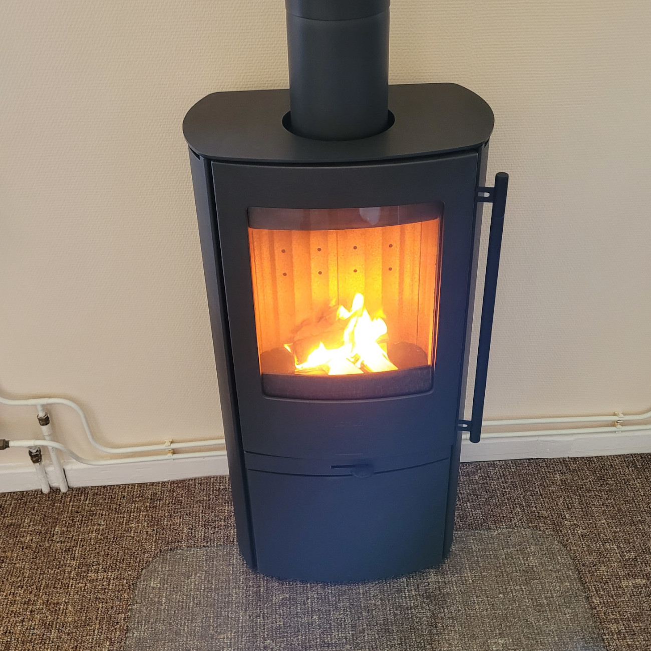 lotus-jubilee-20-kaminofen-schwarz-kundenbild