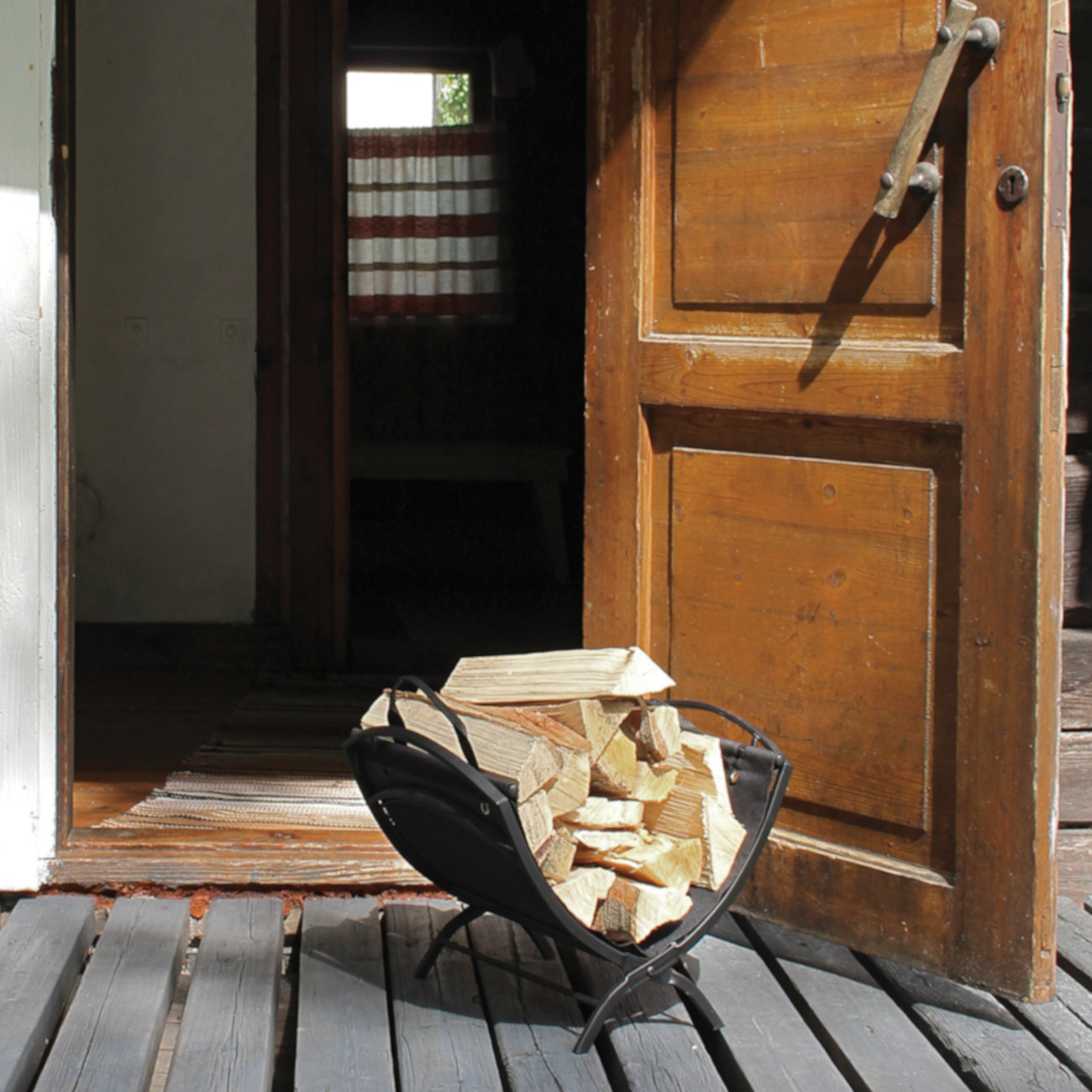 Holztr-ger_mit_Tragetasche_schwarz_mit_holz_int