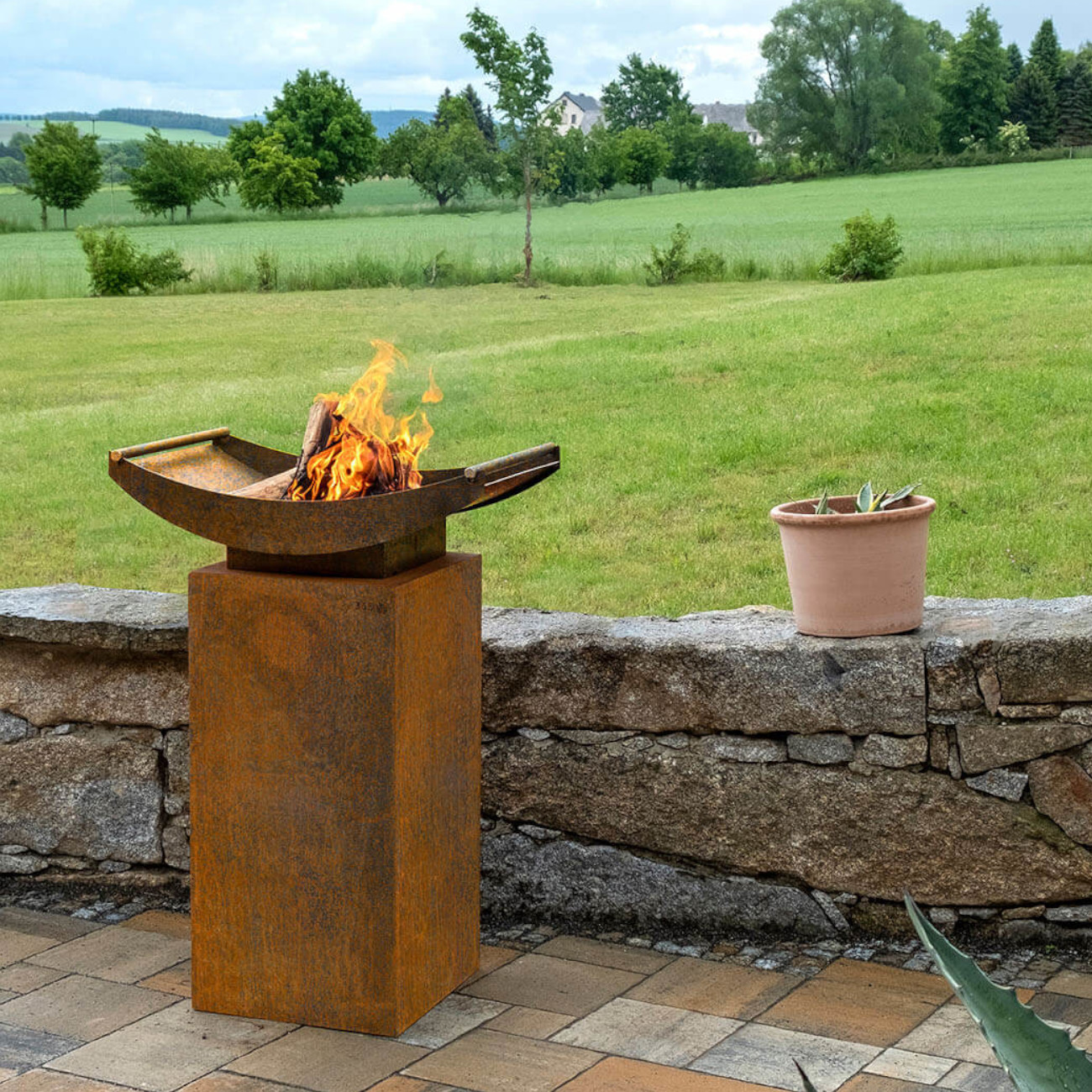 grill-gartenkamin-feuercampus365-akira-podest-cortenstahl-web4